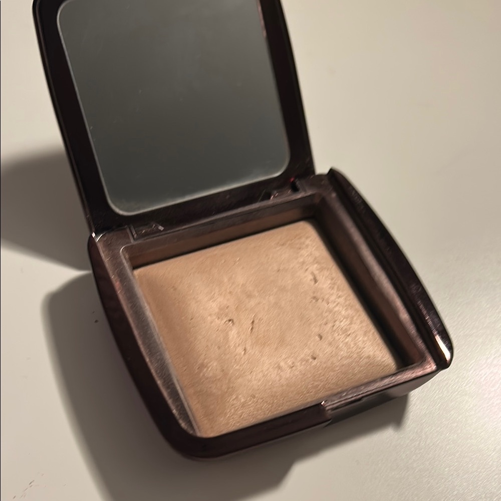 Hourglass - Ambient Lighting Powder in Dim Light